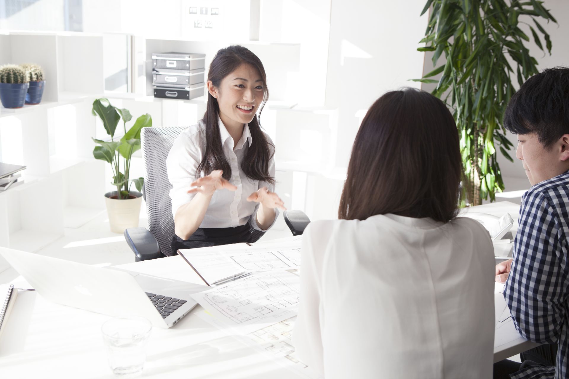 提案する女性
