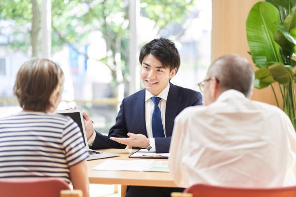提案する男性